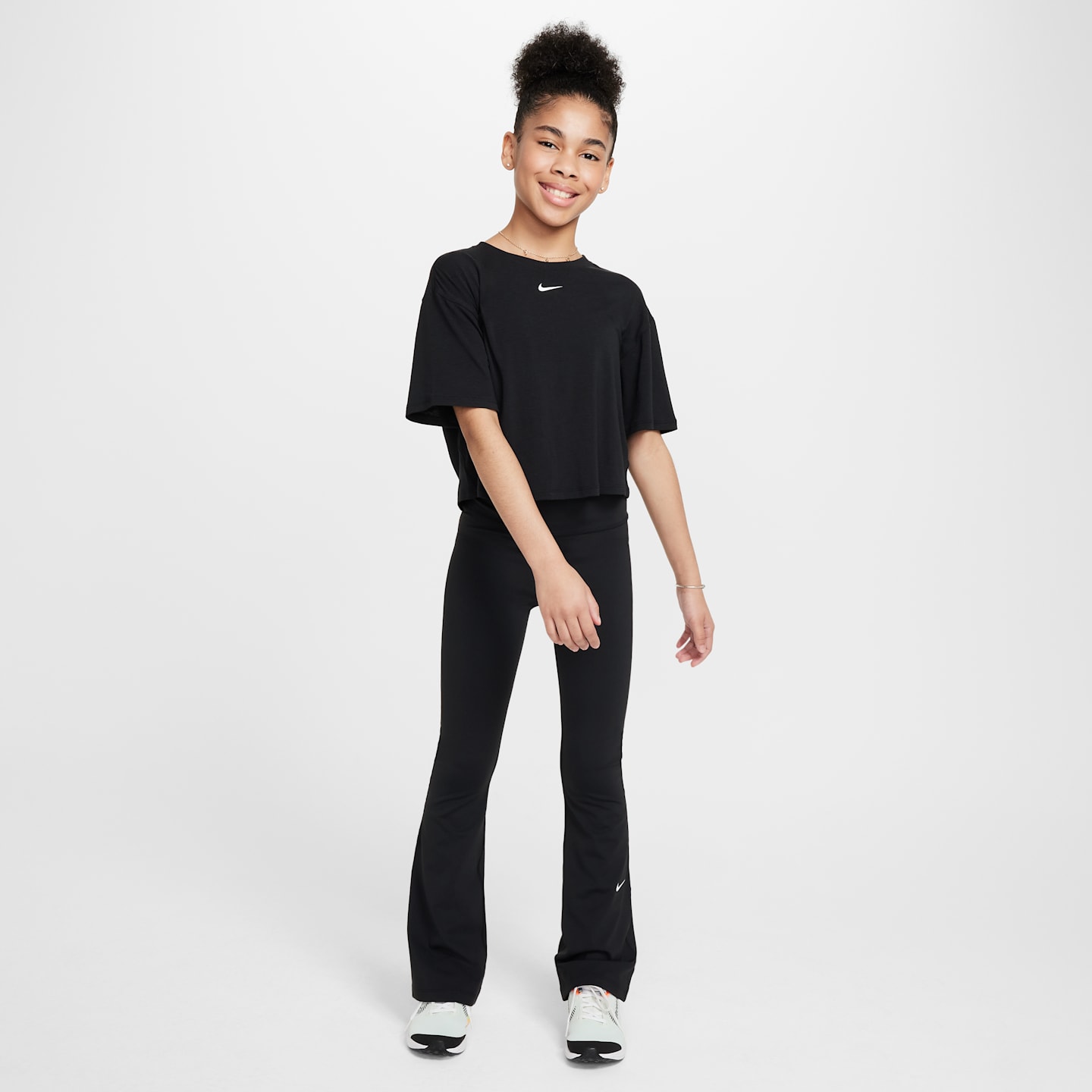 Детский топ для девочек Nike One Relaxed Dri-FIT с коротким рукавом, цвет: Чёрный / Белый — фото 4