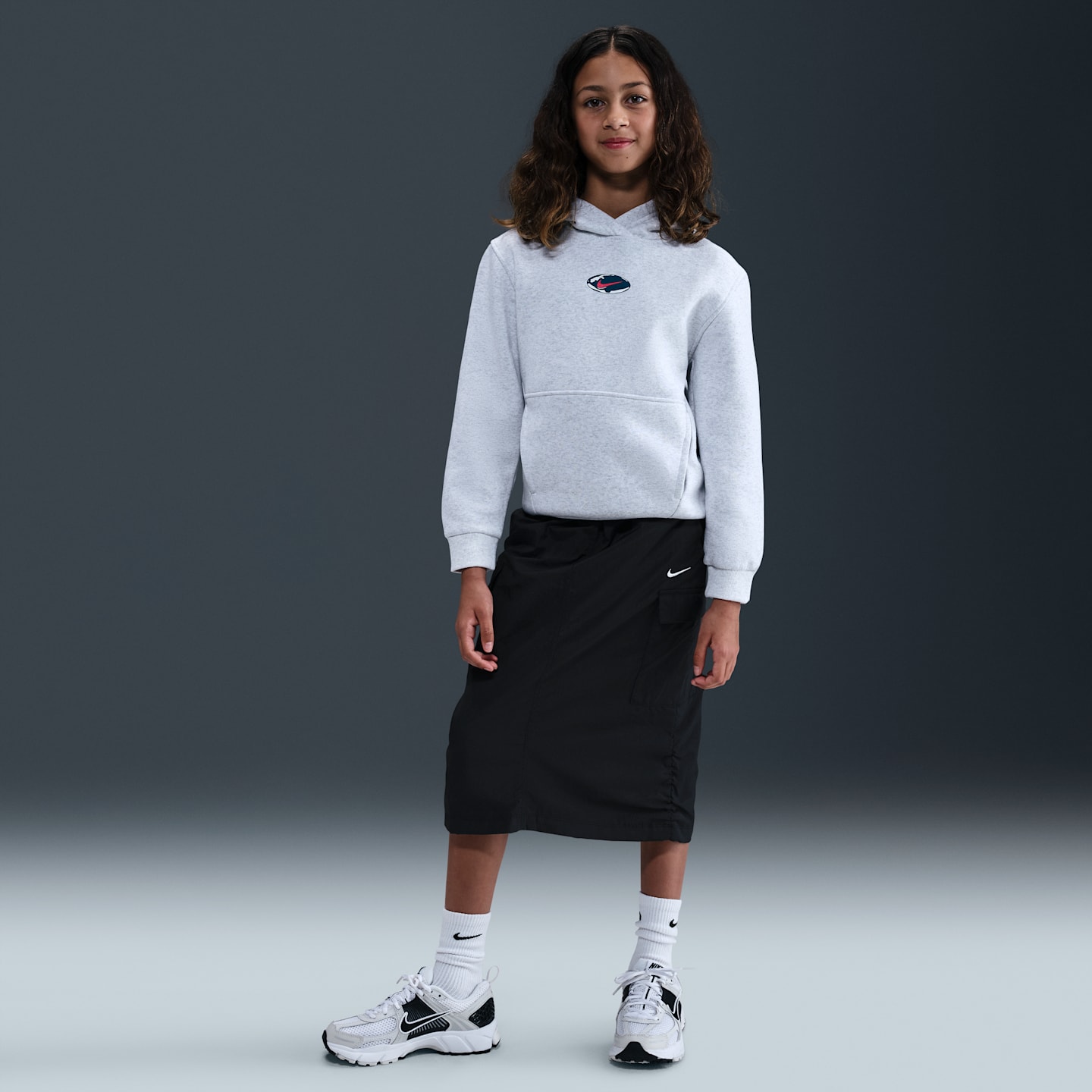 Детское худи Nike Sportswear Club Fleece, цвет: Берёзовый меланжевый / Малиновый — фото 6