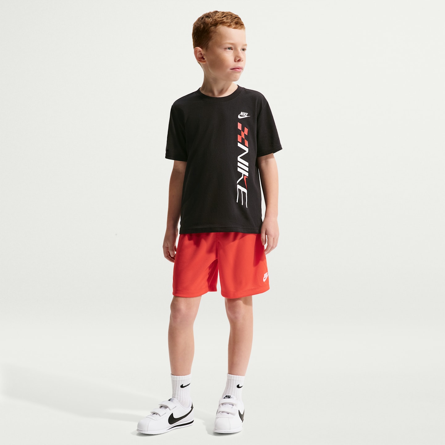Детский комплект Nike Sportswear Victory Lap из 2 предметов с сетчатыми шортами, цвет: Красный — фото 1