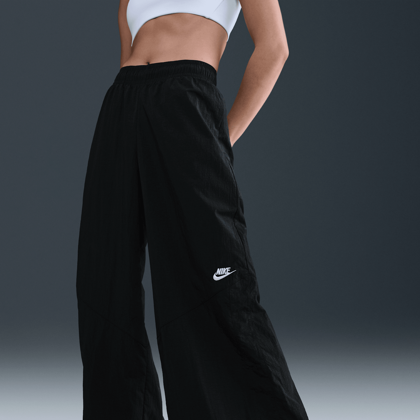 Женские тканые широкие брюки Nike Sportswear, цвет: Чёрный / Молочный — фото 2