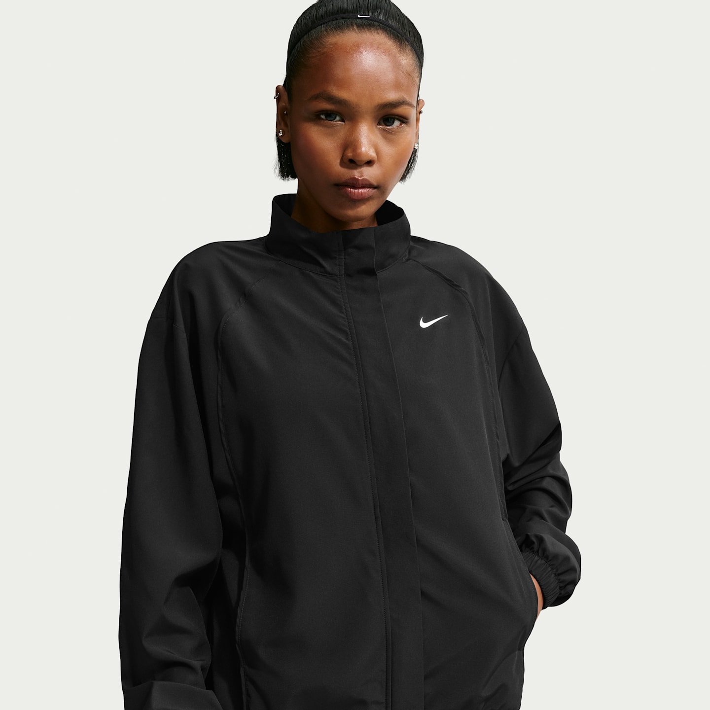 Женская тканая куртка Nike One Dri-FIT, цвет: Чёрный / Белый — фото 1