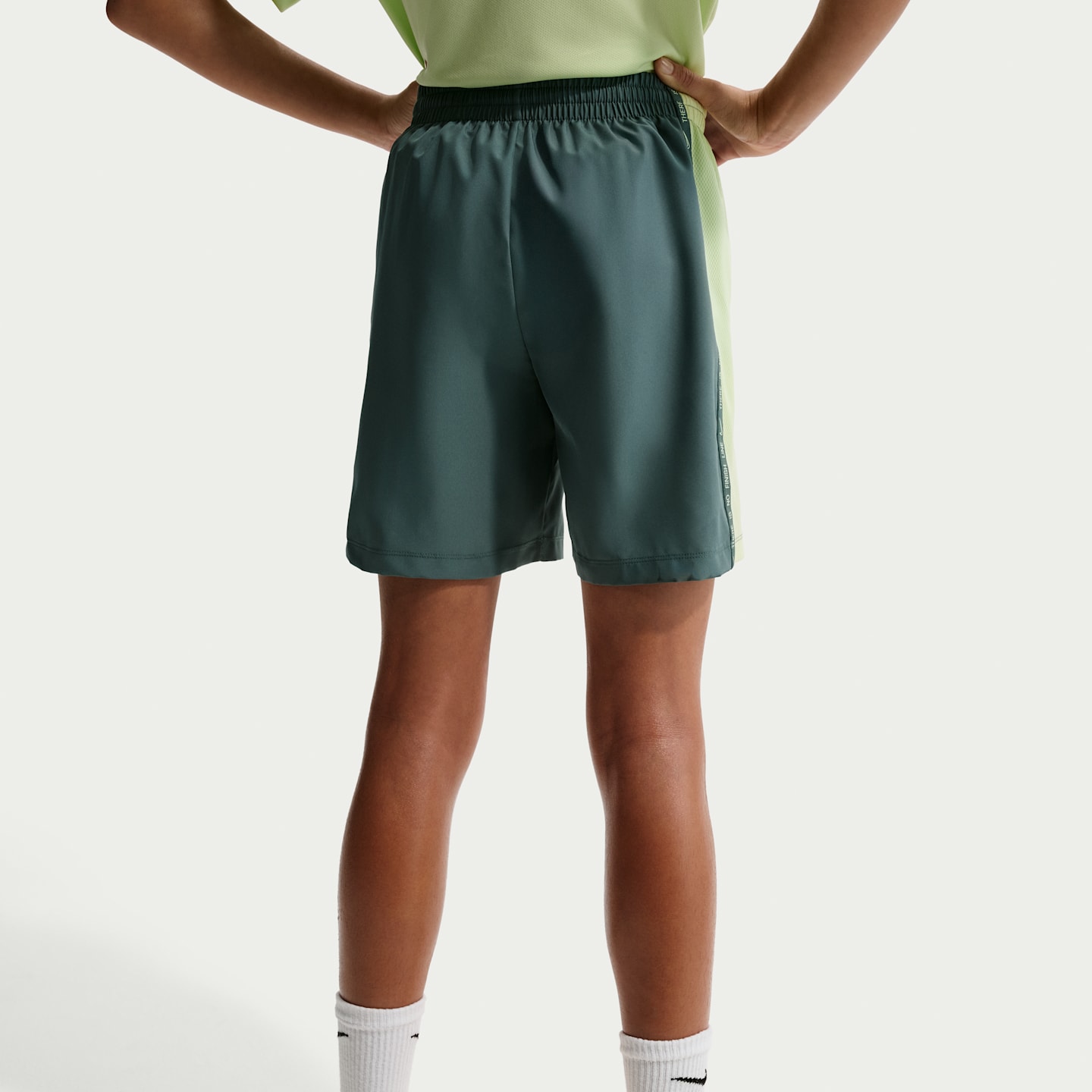 Детские шорты для мальчиков Nike Sportswear Multi Dri-FIT, цвет: Минеральный сланцевый / Лаймовый — фото 3
