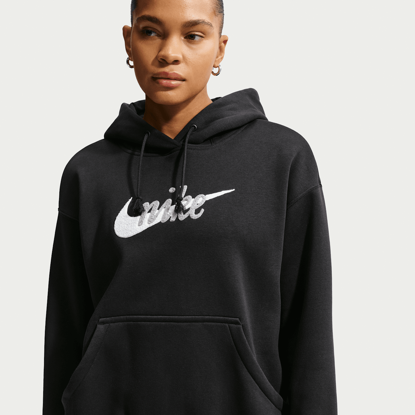 Женское худи Nike Sportswear Phoenix Fleece Oversized Logo, цвет: Чёрный / Снежный белый — фото 1