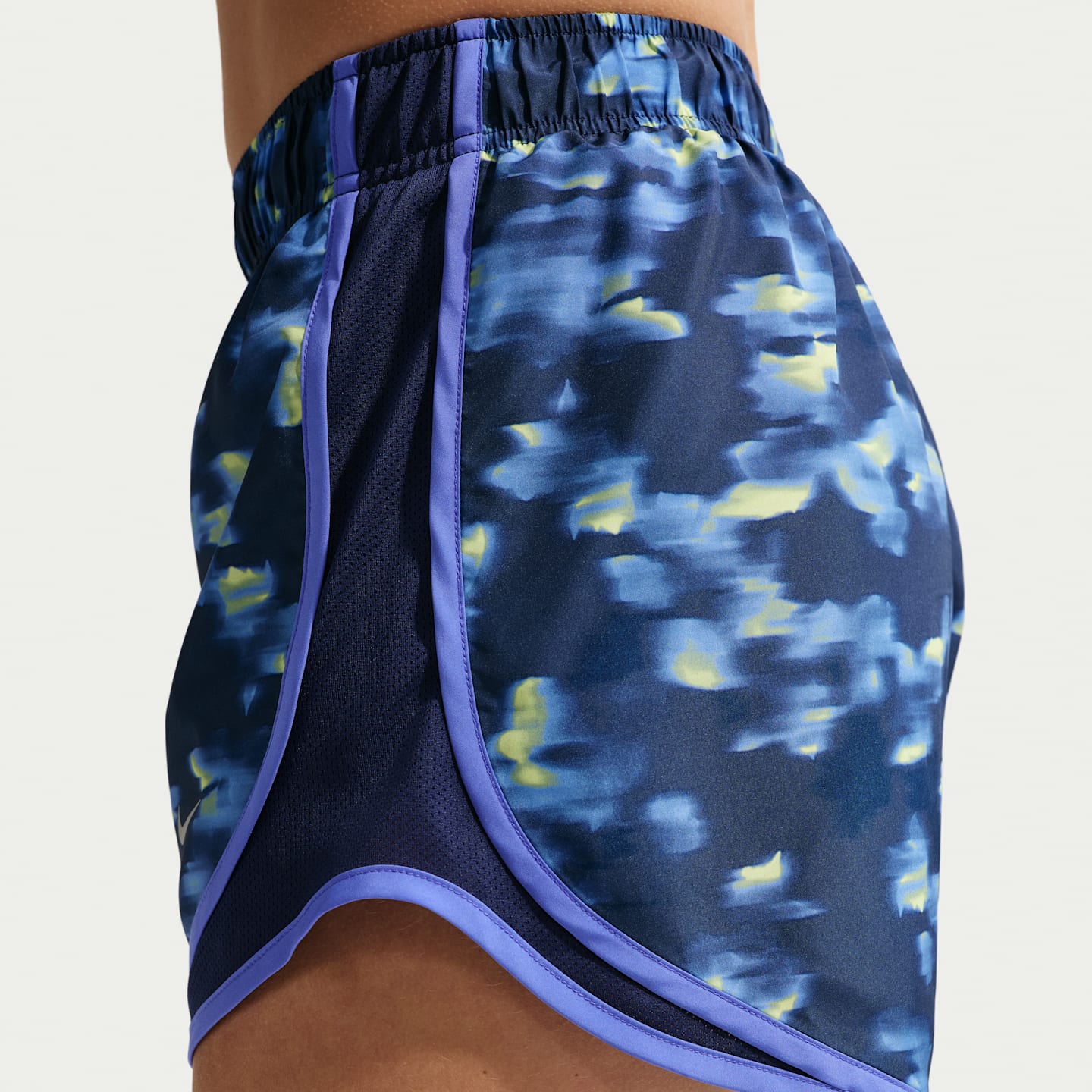 Женские беговые шорты Nike Tempo со средней посадкой, 3", со вшитыми трусами, с принтом, цвет: Тёмно-синий / Сапфировый — фото 3