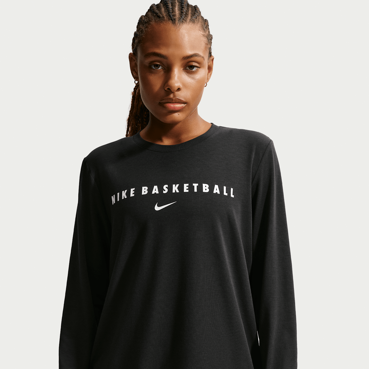 Женский разминочный баскетбольный лонгслив Nike Dri-FIT, цвет: Чёрный / Белый — фото 1