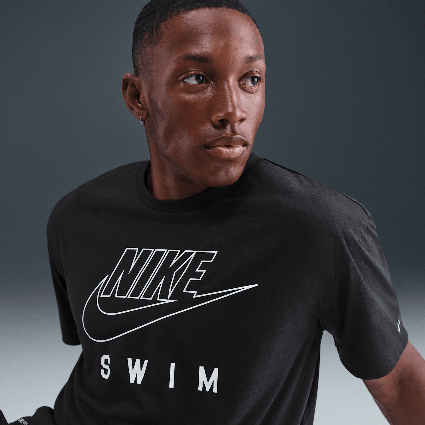 Мужская плавательная футболка Nike Swim Swoosh Hydroguard с коротким рукавом, цвет: Чёрный — фото 3