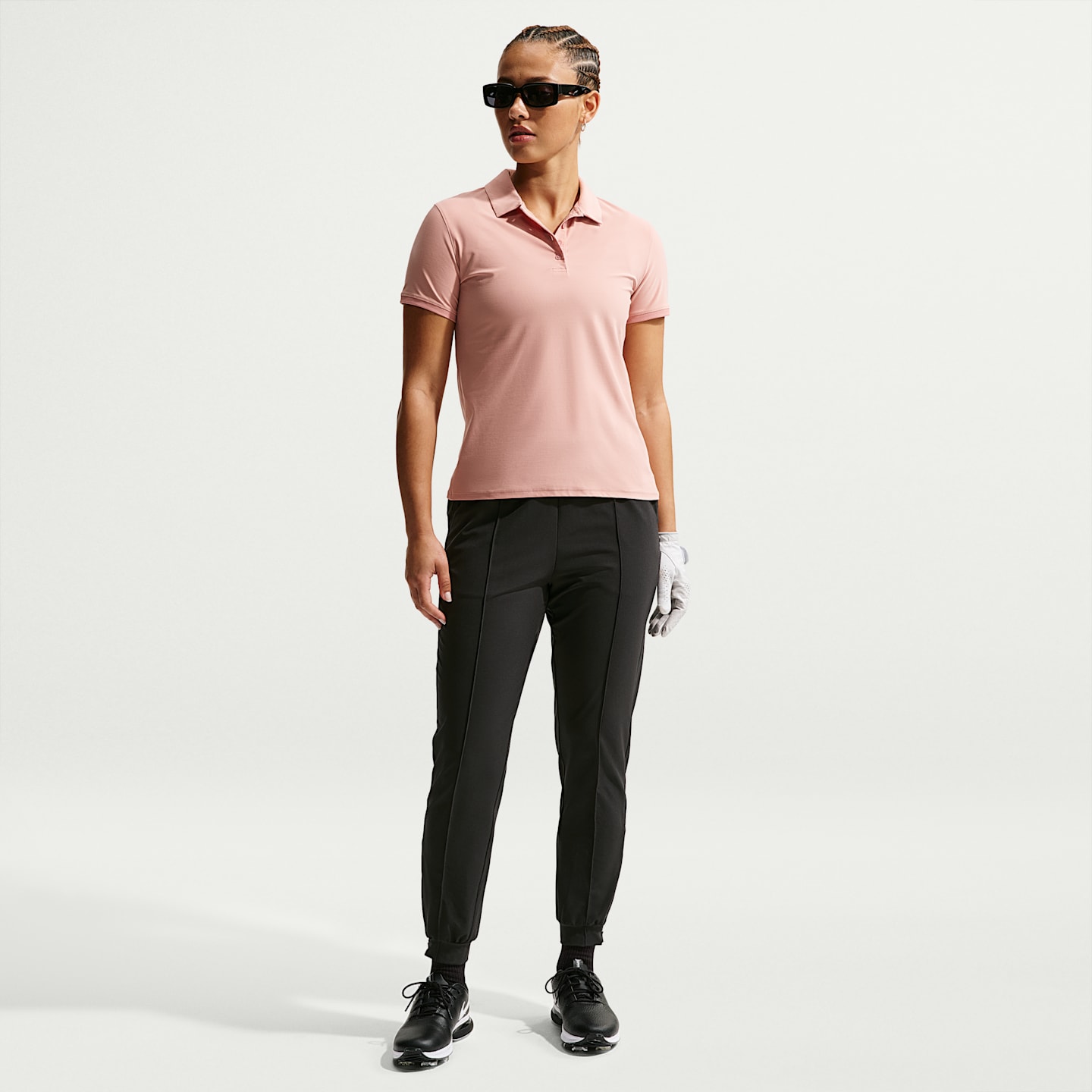 Женские джоггеры для гольфа Nike Golf Club Dri-FIT, цвет: Чёрный / Молочный — фото 1