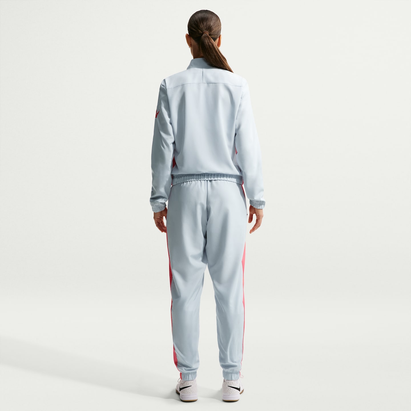 Женские комплекты Nike Academy "Alexia Putellas" Dri-FIT Soccer Woven Tracksuit, цвет: Платиновый / Морской коралловый — фото 7