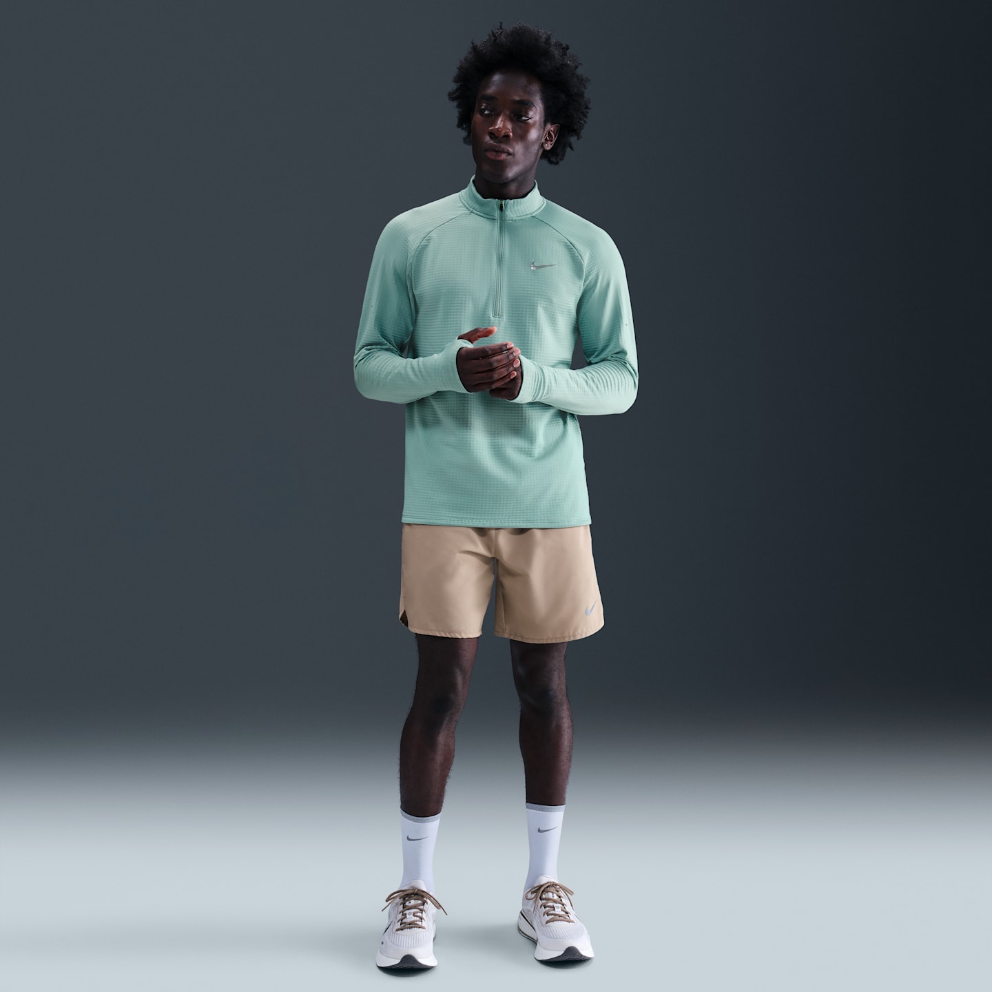 Мужской утеплённый беговой топ Nike Stride Therma-FIT Repel на молнии 1/2, цвет: Cannon — фото 4