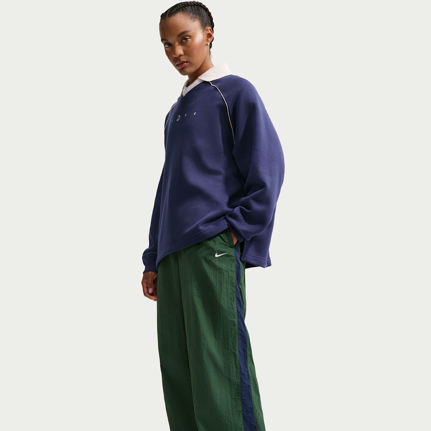 Женские брюки-парашюты Nike Sportswear свободного кроя с высокой талией, цвет: Тёмно-синий / Меловой — фото 4
