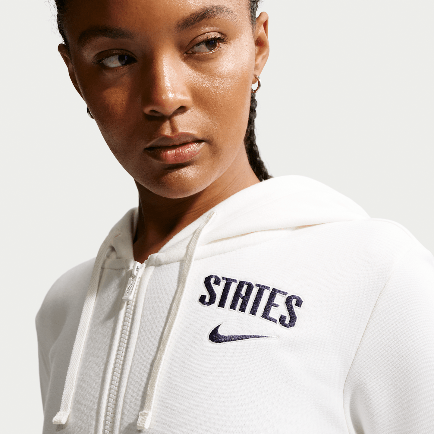 Женская флисовая футбольная худи на молнии Nike Usmnt Club, цвет: Молочный / Тёмно-синий — фото 3