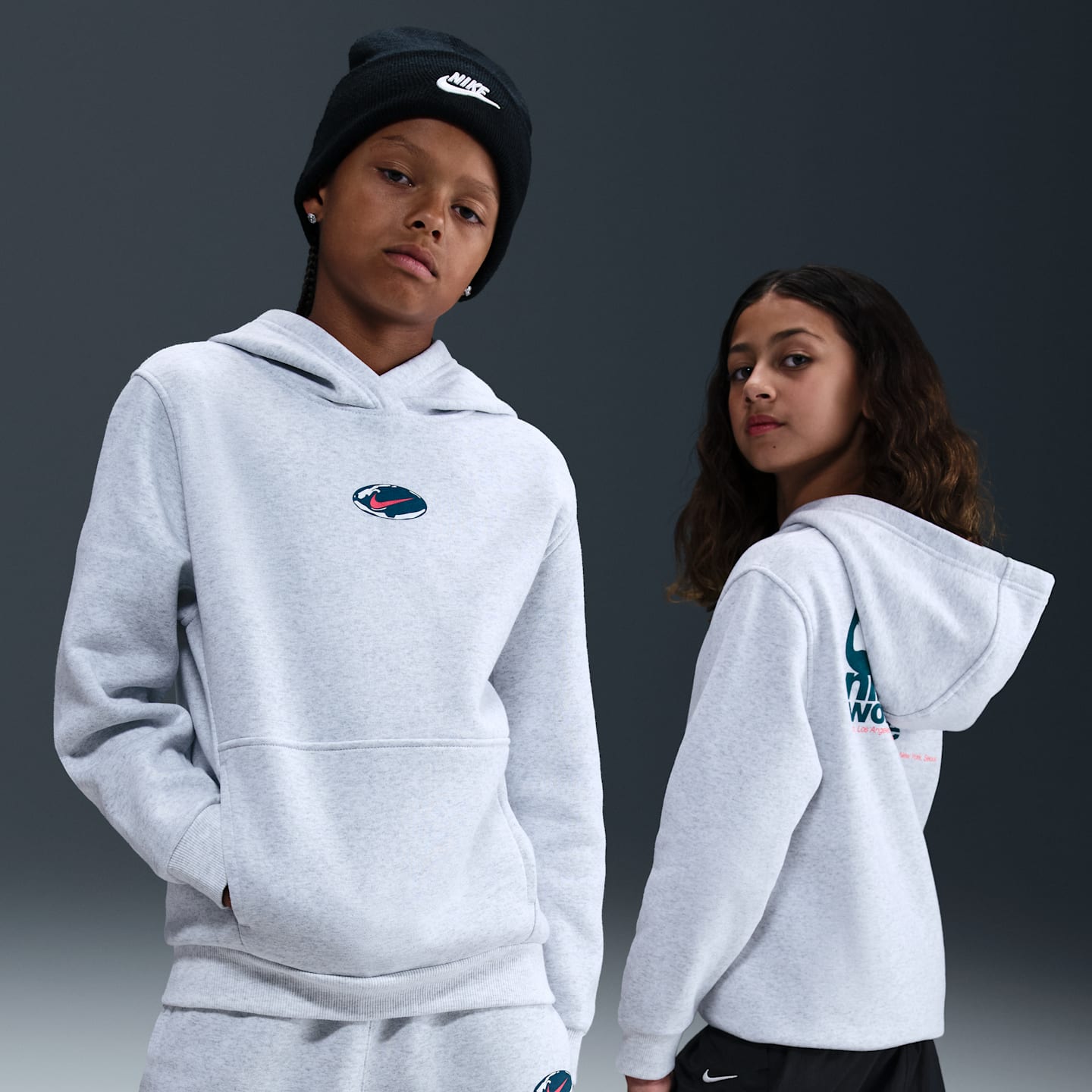 Детское худи Nike Sportswear Club Fleece, цвет: Берёзовый меланжевый / Малиновый — фото 1