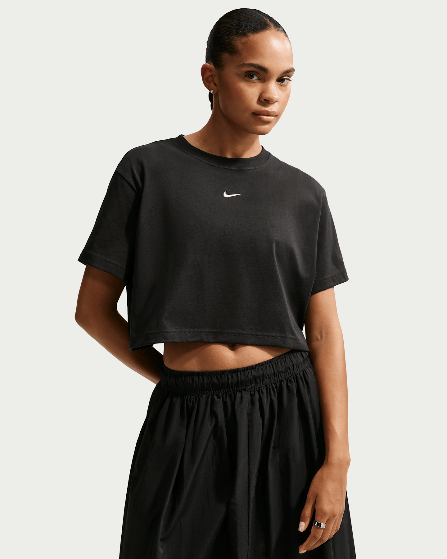 Женская футболка Nike Sportswear Classic Loose Short-Sleeve Cropped, цвет: Чёрный / Белый — фото 6