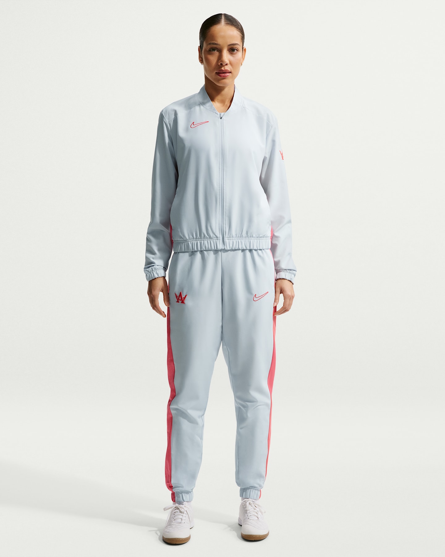 Женские комплекты Nike Academy "Alexia Putellas" Dri-FIT Soccer Woven Tracksuit, цвет: Платиновый / Морской коралловый — фото 8