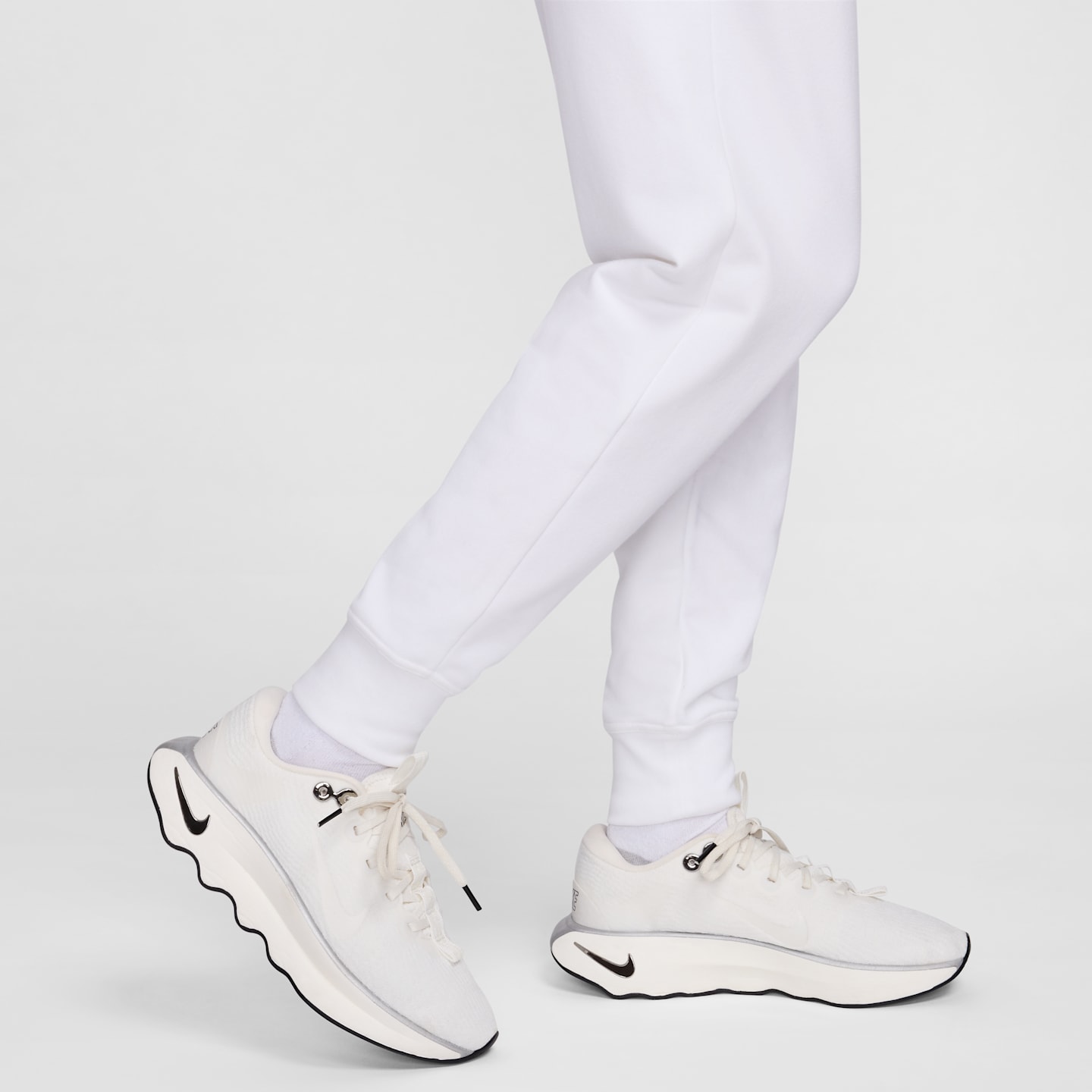 Женские джоггеры Nike Dri-FIT One High-Waisted 7/8 из френч терри, цвет: Белый / Чёрный — фото 5