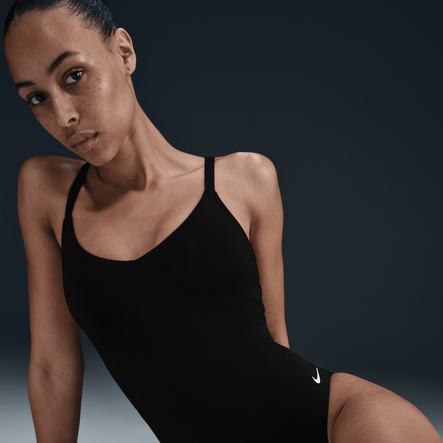 Купальник Essential, V-образный вырез — Nike, цвет: Чёрный — фото 5