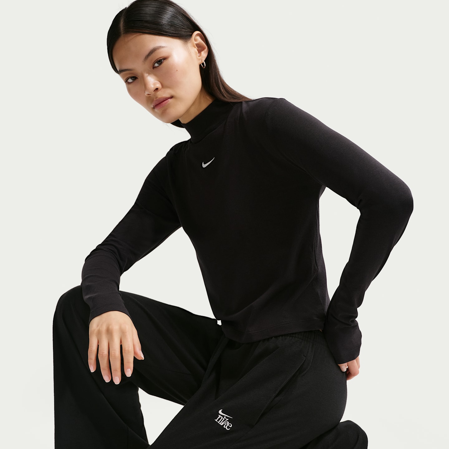 Женские лёгкие брюки Nike Sportswear Chill Knit с открытым низом, большие размеры, цвет: Чёрный / Меловой — фото 4