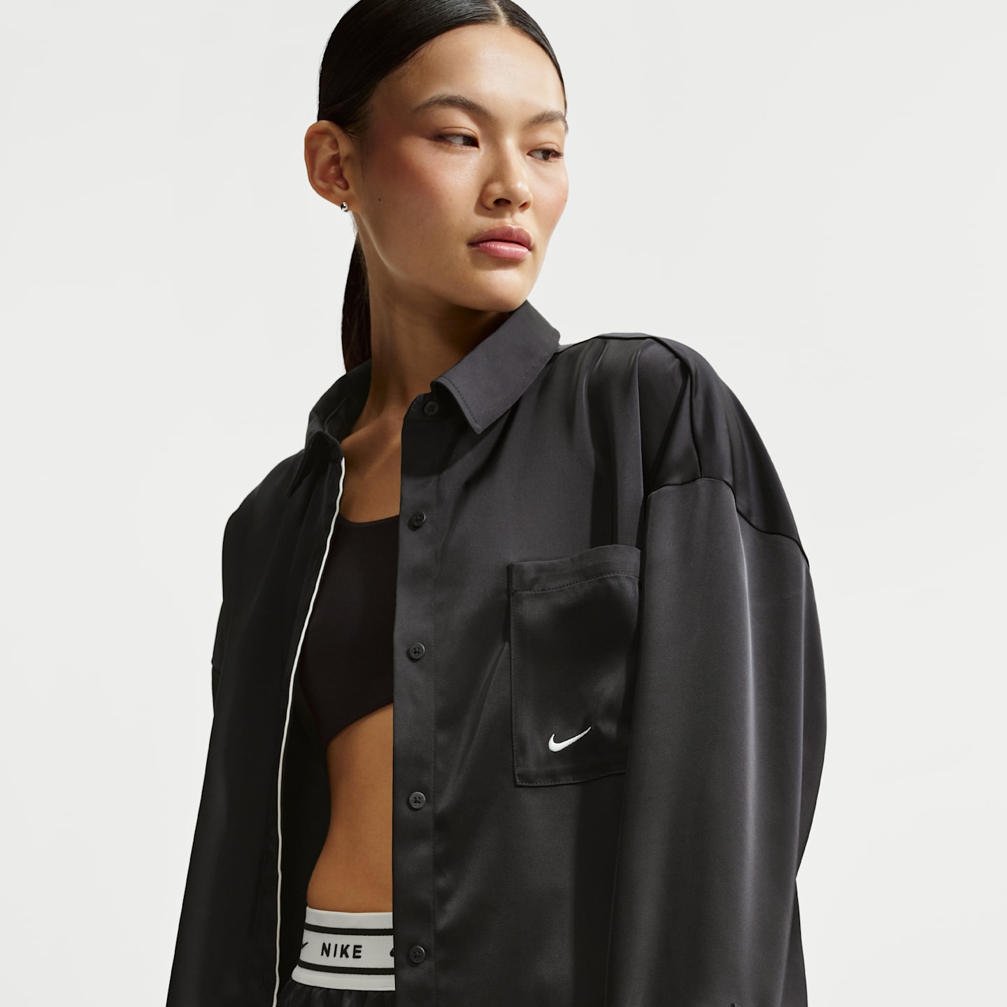 Женский атласный топ Nike Sportswear оверсайз с длинным рукавом, цвет: Чёрный / Молочный — фото 3