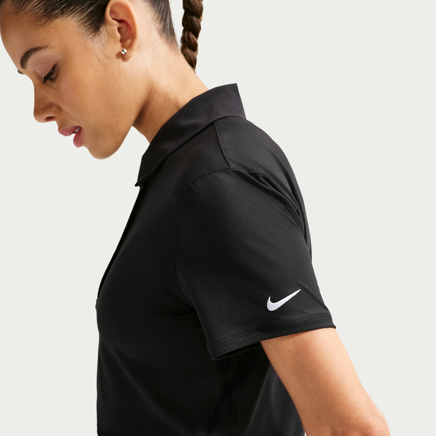 Женское укороченное поло для гольфа Nike Victory Dri-FIT с коротким рукавом, цвет: Чёрный / Белый — фото 2