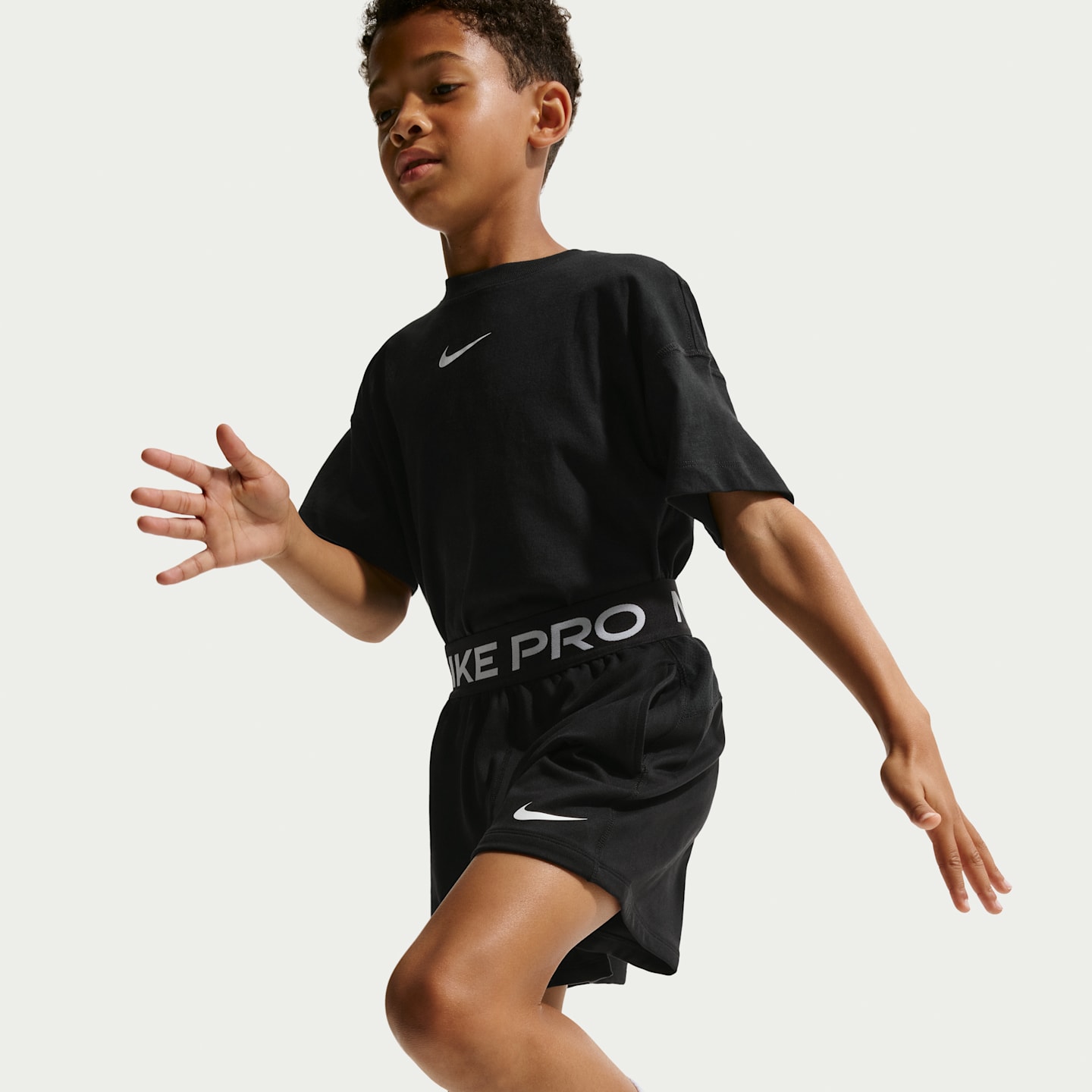Детские флисовые шорты для мальчиков Nike Pro Dri-FIT, цвет: Чёрный / Белый — фото 4