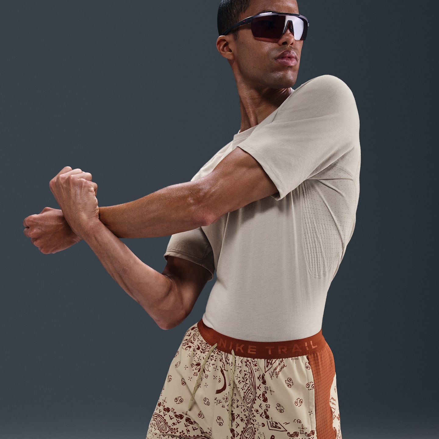 Мужские беговые шорты Nike Trail Dri-FIT, 6", со вшитыми трусами, цвет: Пустынный хаки / Коричный — фото 5