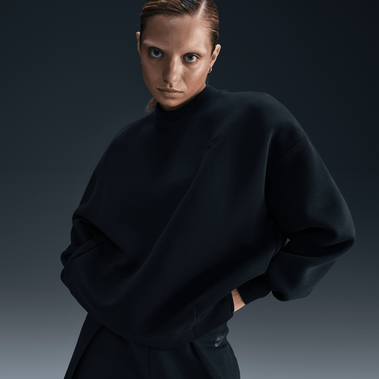 Женский свитшот Nike Sportswear Tech Fleece оверсайз, цвет: Чёрный — фото 1