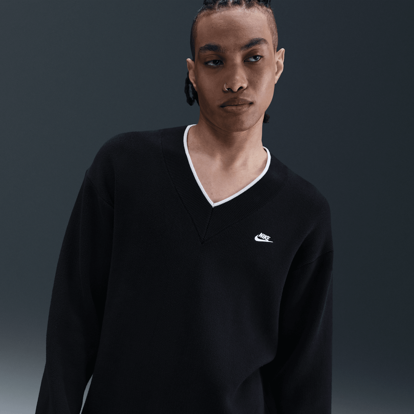 Мужской свитер Nike Sportswear Club V-Neck, цвет: Чёрный / Молочный — фото 1