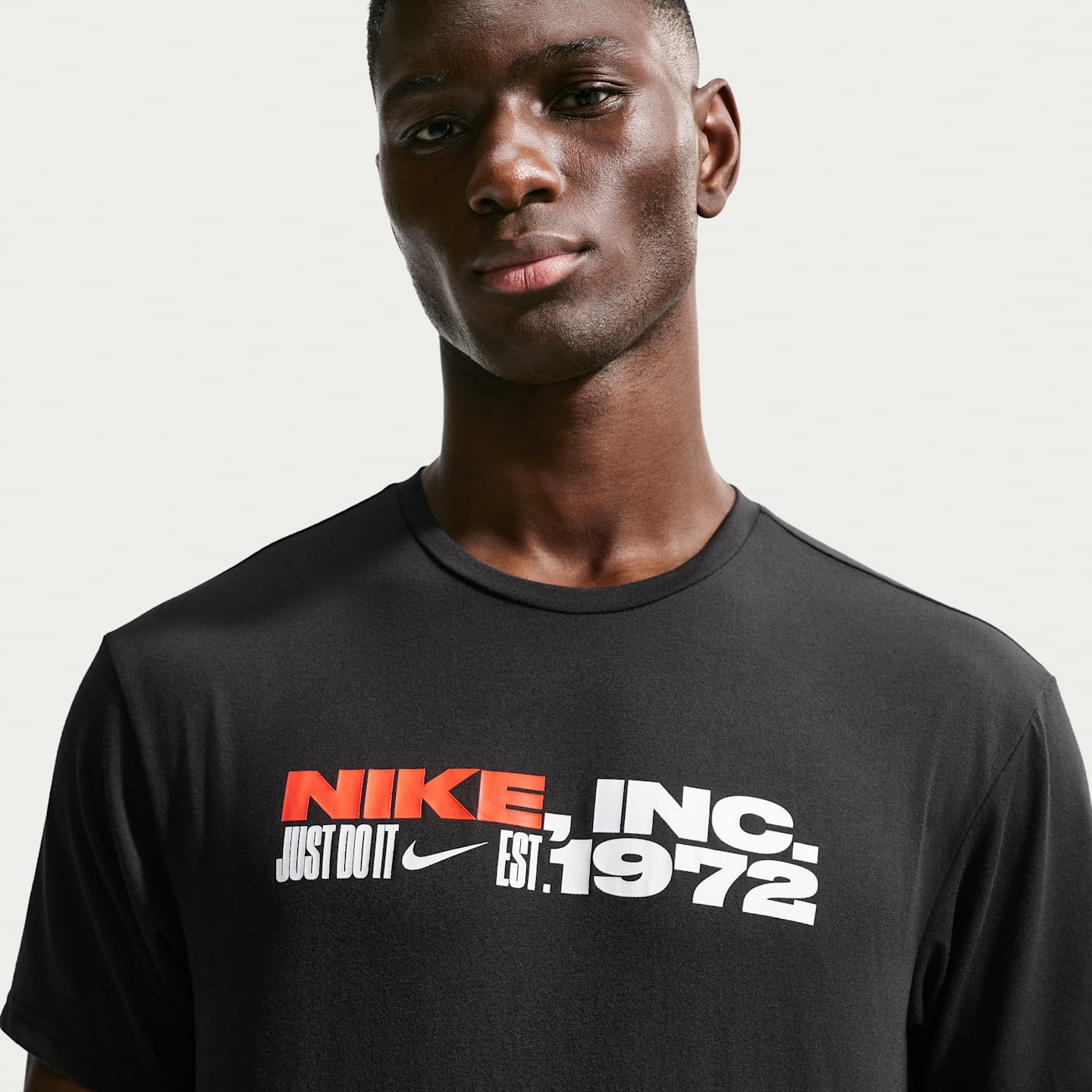 Мужская плавательная футболка Nike Swim Hydroguard Dri-FIT UV с коротким рукавом, цвет: Чёрный — фото 3