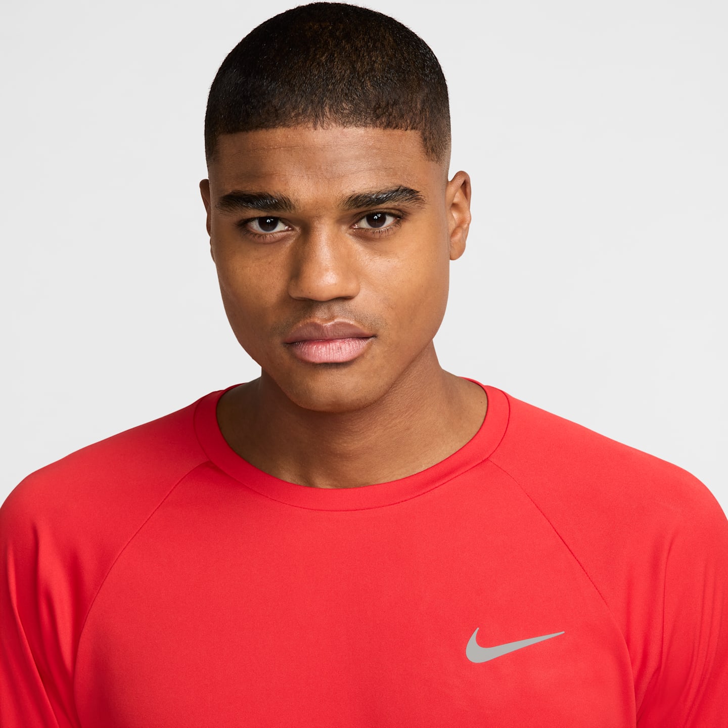 Мужской плавательный лонгслив Nike Swim Hydroguard Essential Dri-FIT UV, цвет: Красный / Белый — фото 3