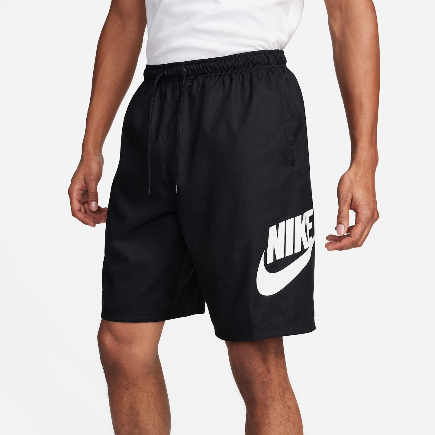 Мужские тканые шорты Nike Club, цвет: Чёрный / Белый — фото 2