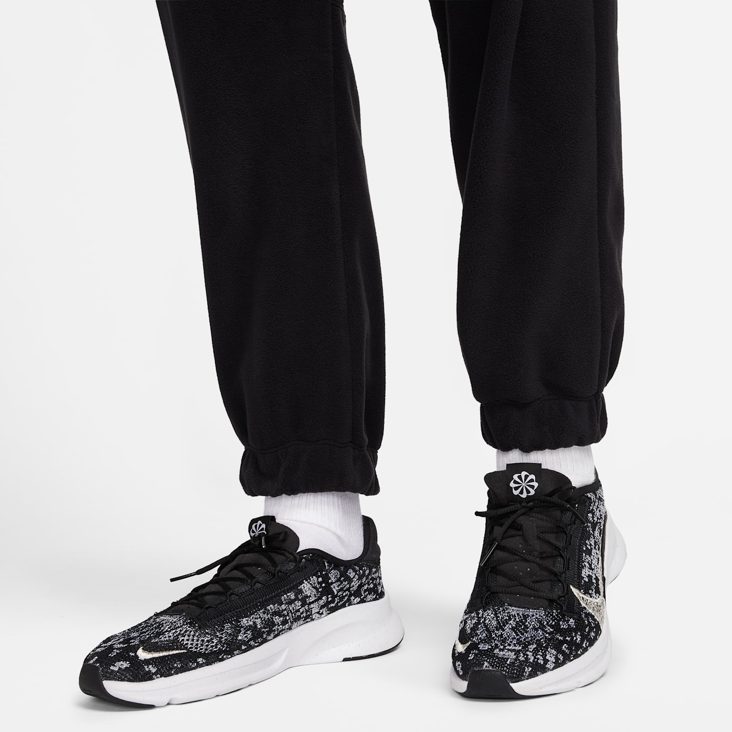 Женские флисовые брюки Nike Therma-FIT One свободного кроя, цвет: Чёрный / Бледная слоновая кость — фото 4