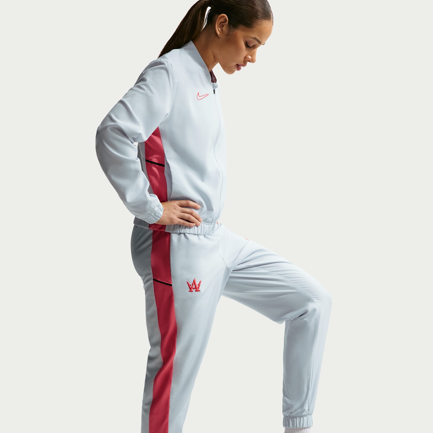 Женские комплекты Nike Academy "Alexia Putellas" Dri-FIT Soccer Woven Tracksuit, цвет: Платиновый / Морской коралловый — фото 6
