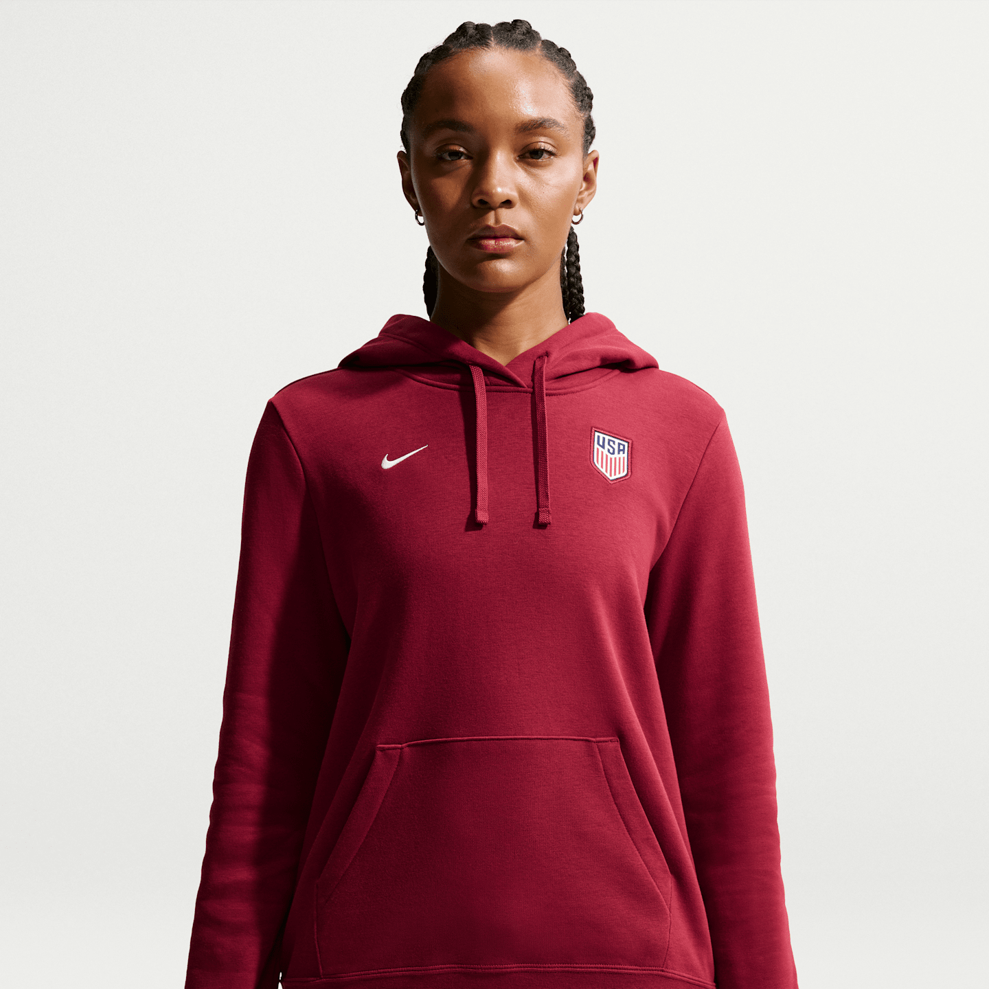 Женская флисовая футбольная худи Nike Usmnt Club, цвет: Красный / Молочный — фото 1