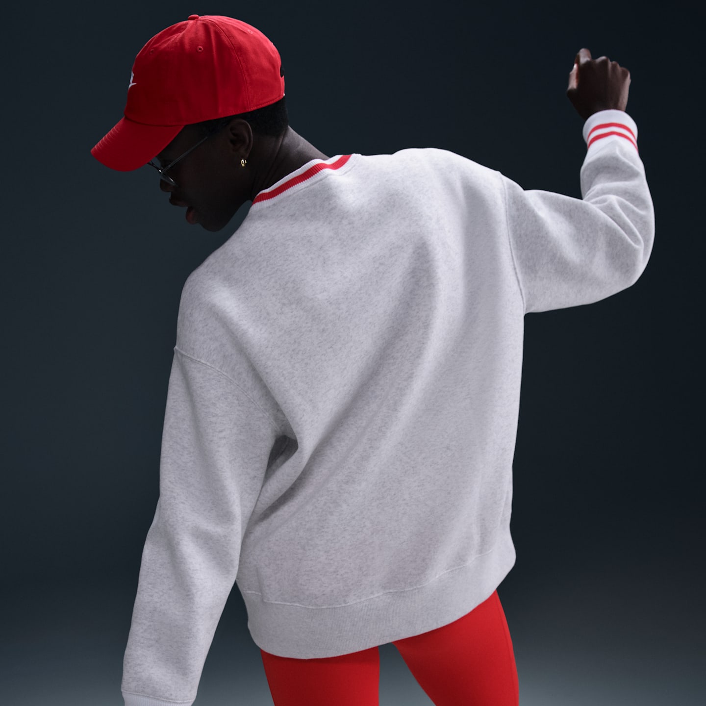 Женская толстовка Nike Sportswear Phoenix Fleece Oversized Graphic Crew-Neck, цвет: Берёзовый меланжевый — фото 2