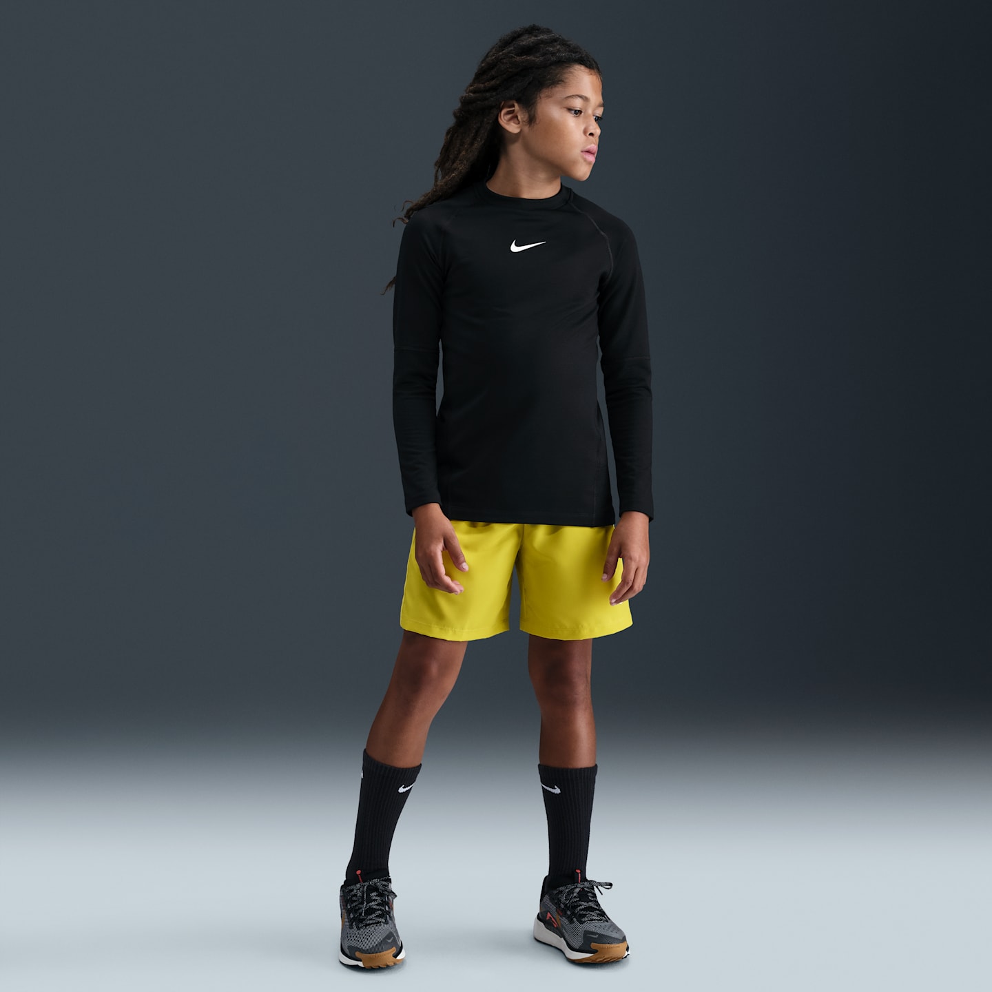 Детские свитшоты для мальчиков Nike Pro Dri-FIT с длинным рукавом и круглым вырезом, цвет: Чёрный / Белый — фото 4
