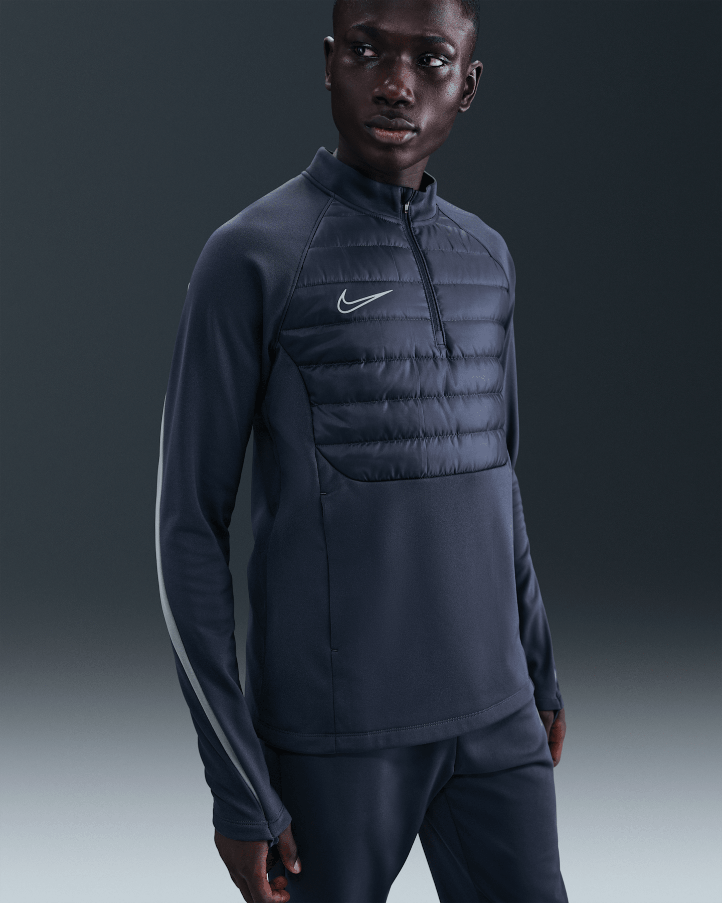 Мужской топ Nike Academy Winter Warrior Therma-FIT 1/2-Zip Soccer, цвет: Синий / Холодный серый — фото 6