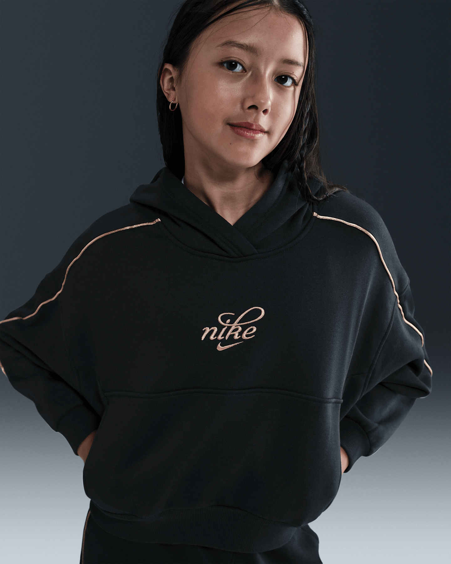 Детское флисовое худи для девочек Nike Sportswear Club Boxy, цвет: Чёрный / Металлик золотой — фото 6