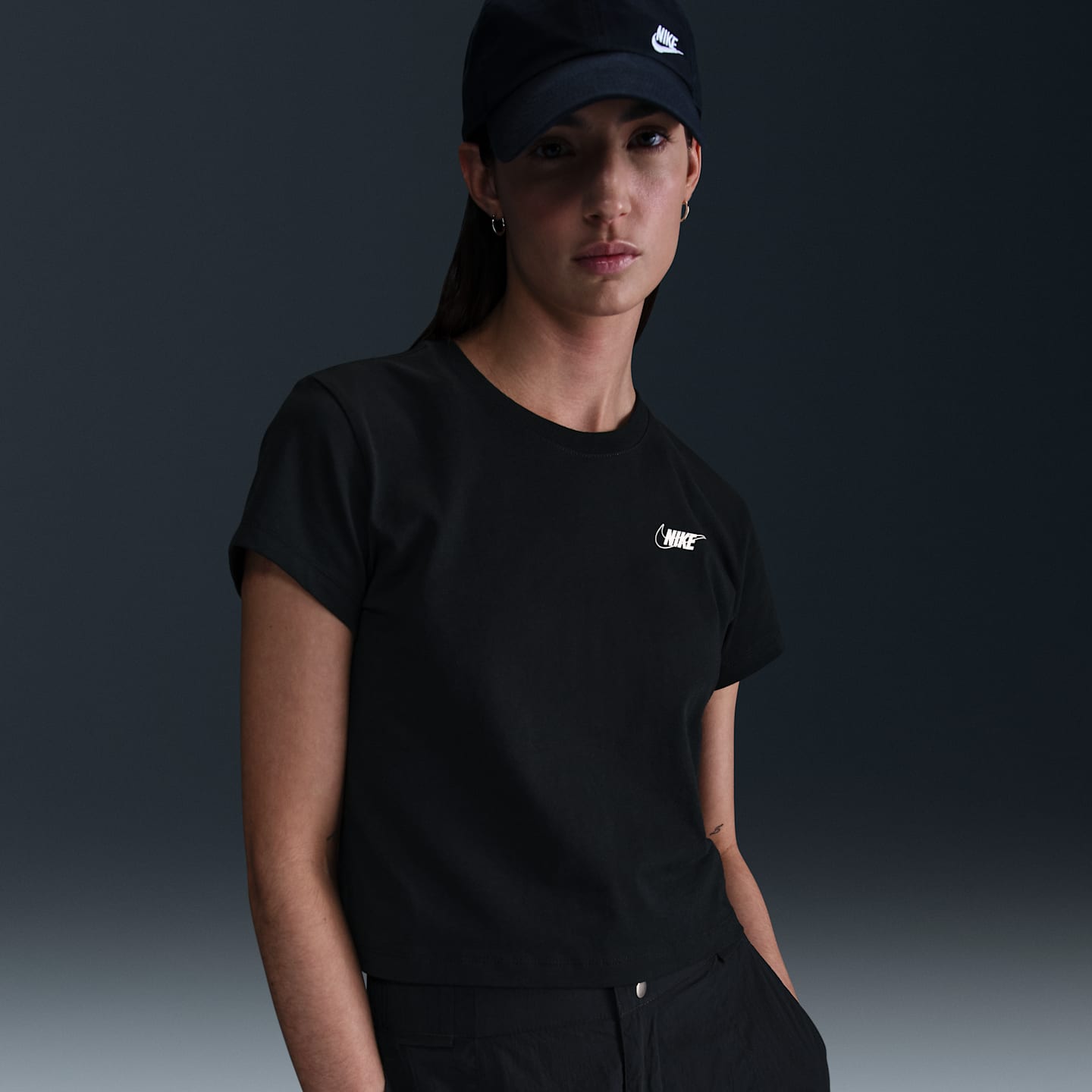Женская укороченная футболка Nike Sportswear Club с принтом и коротким рукавом, цвет: Чёрный — фото 1