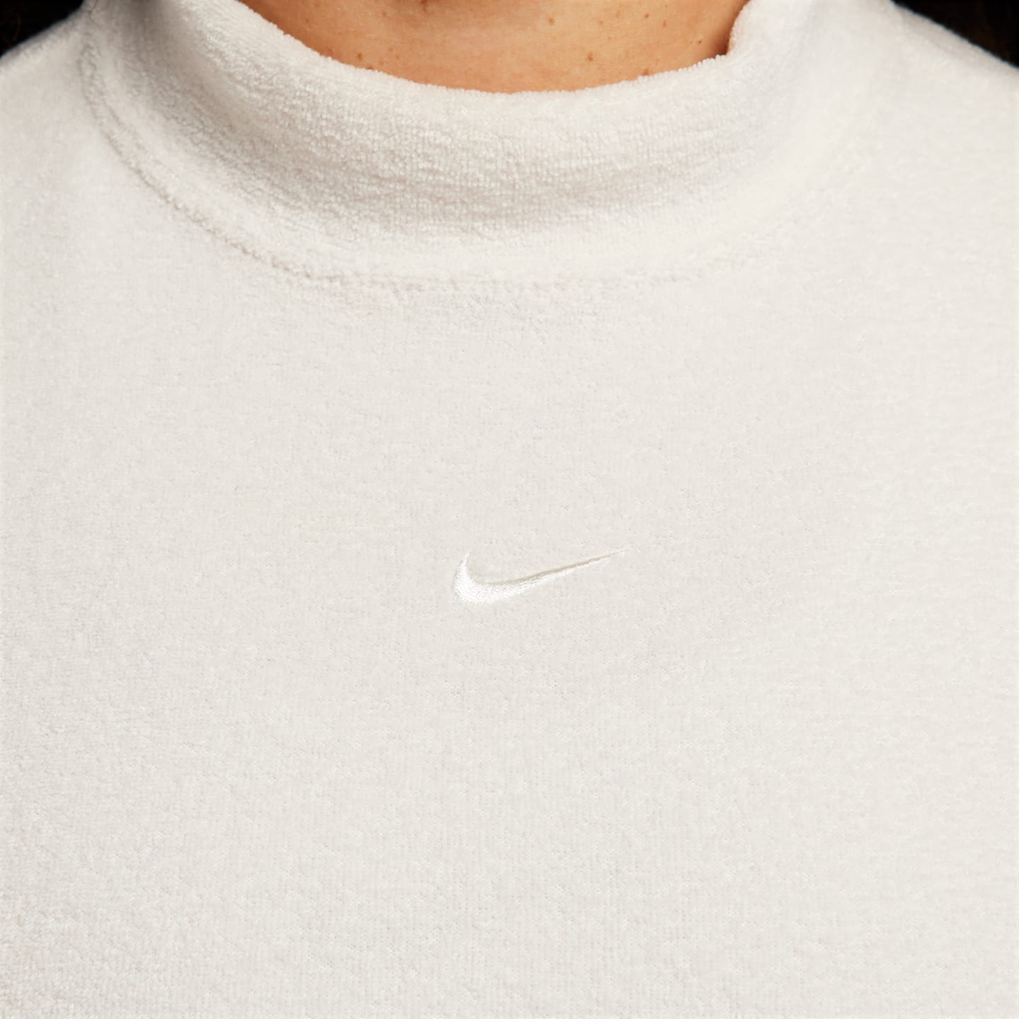 Женский топ Nike Sportswear Phoenix Plush Slim Mock-Neck Long-Sleeve Cropped Cozy Fleece, цвет: Коричневый / Молочный — фото 4