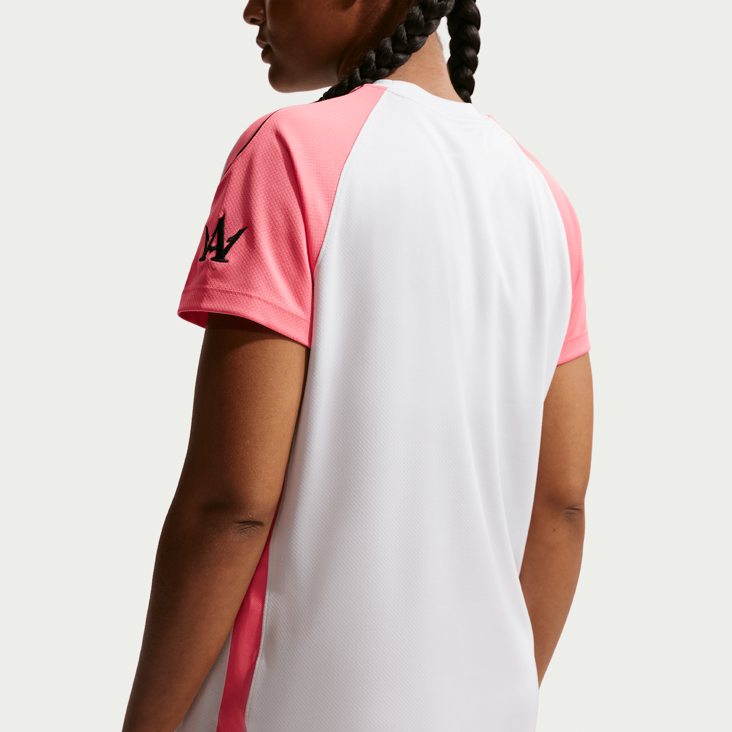 Женская футбольная футболка Nike Strike Alexia Putellas Dri-FIT, цвет: Платиновый / Морской коралловый — фото 2