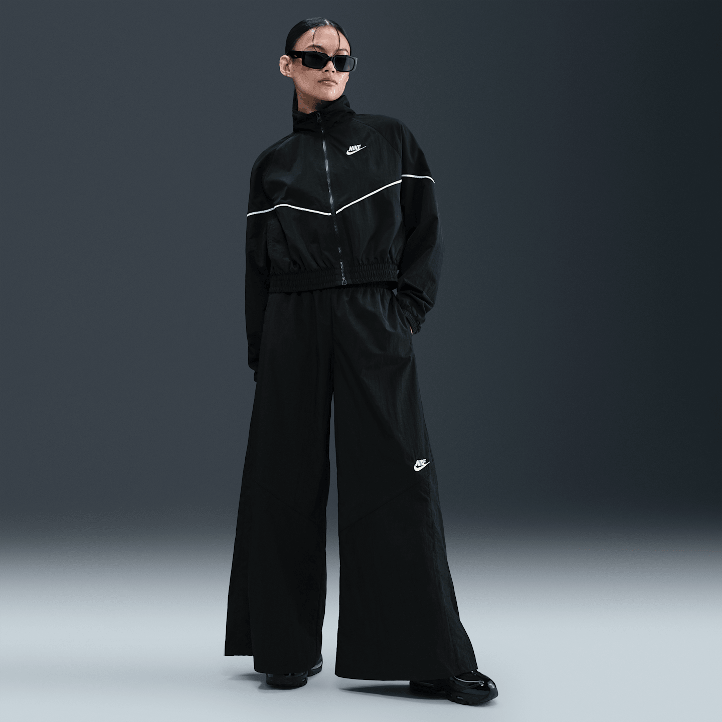 Женские тканые широкие брюки Nike Sportswear, цвет: Чёрный / Молочный — фото 1