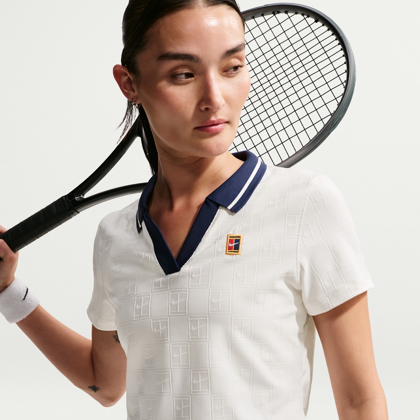 Женское поло Nike NikeCourt Court Collection Dri-FIT Cropped Tennis Polo, цвет: Молочный / Тёмно-синий — фото 3