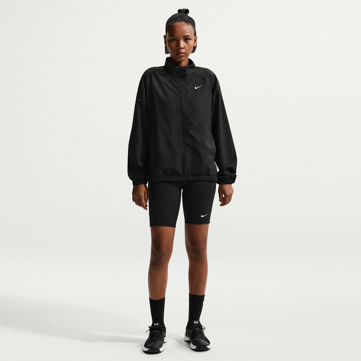 Женская тканая куртка Nike One Dri-FIT, цвет: Чёрный / Белый — фото 4