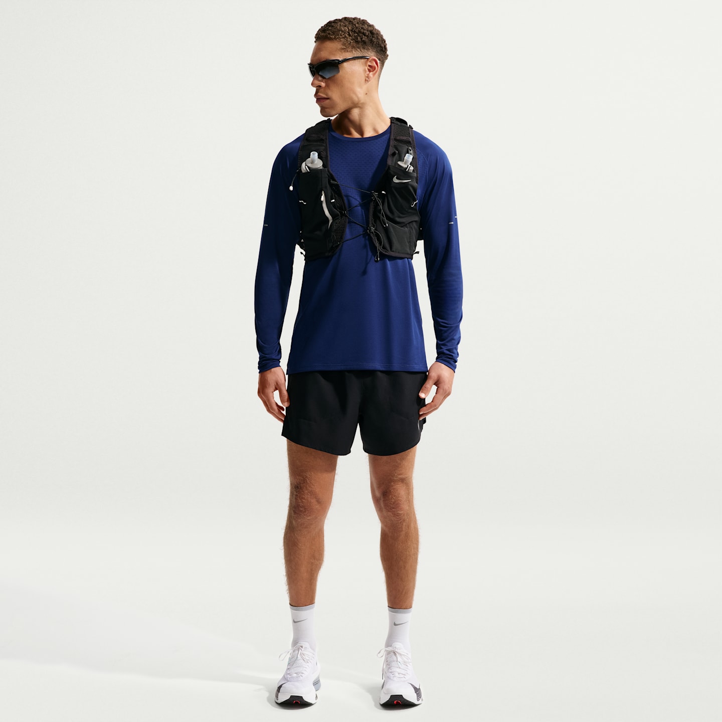 Беговой жилет Nike Trail Running, 5 л, цвет: Чёрный / Молочный — фото 4