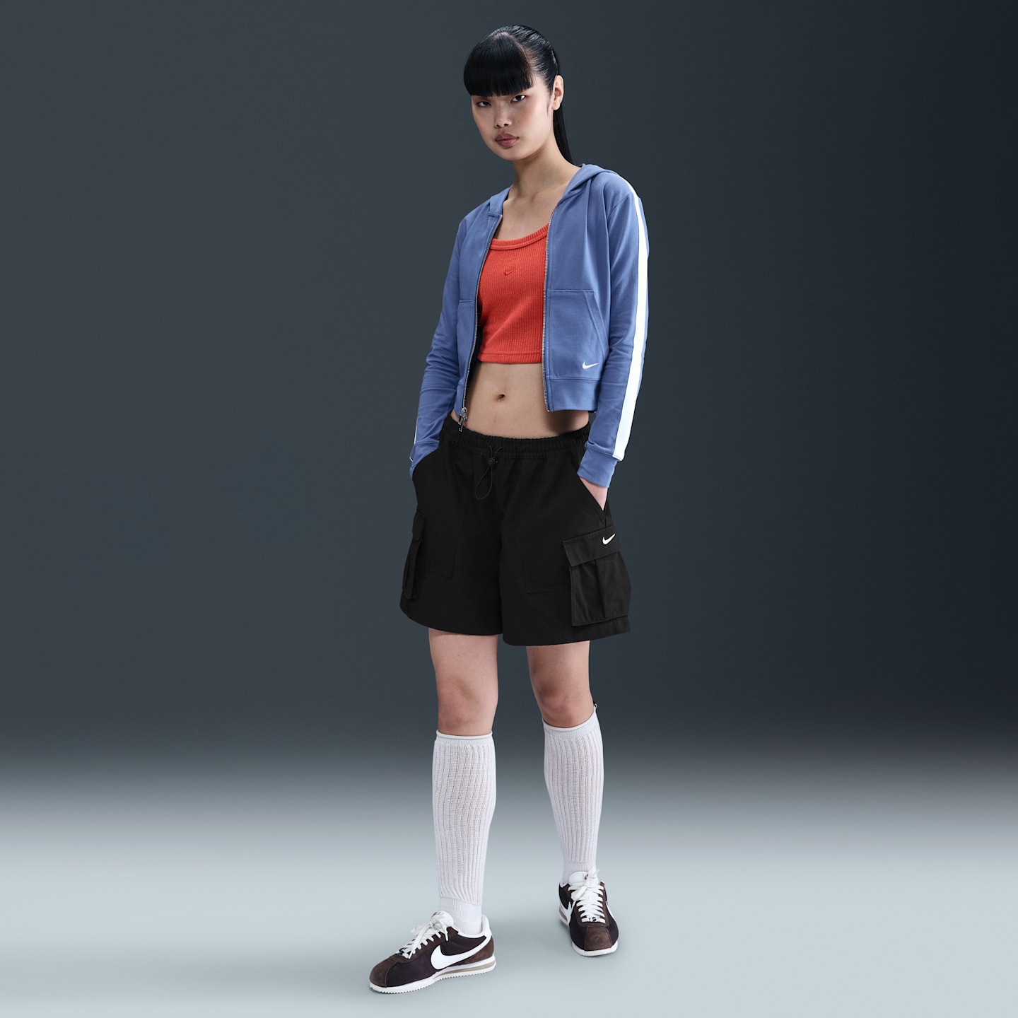 Женские шорты-карго Nike Sportswear 5" свободного кроя со средней посадкой, цвет: Чёрный / Молочный