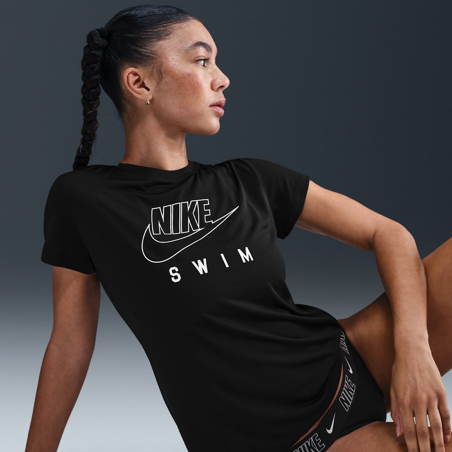 Женская плавательная футболка Nike Swim Swoosh Hydroguard с коротким рукавом, цвет: Чёрный — фото 3