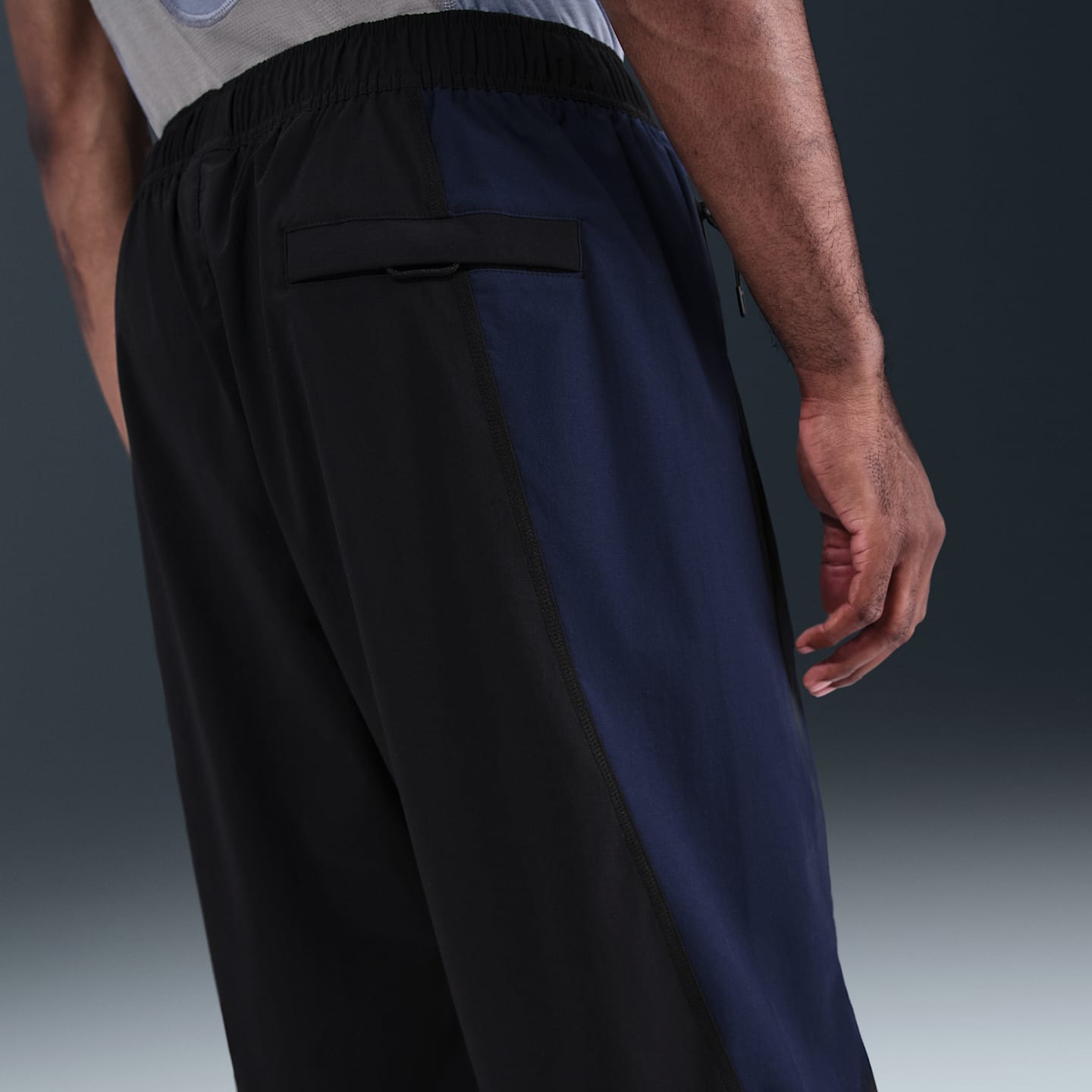 Мужские брюки Nike Tech Dri-FIT Woven оверсайз в стиле колор-блок, цвет: Чёрный / Обсидиановый — фото 3