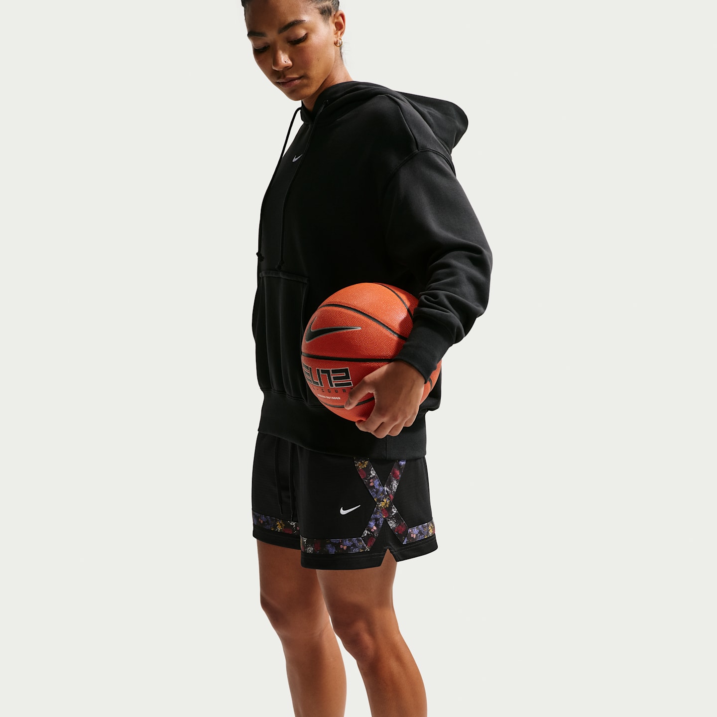 Женские баскетбольные шорты Nike Crossover Dri-FIT, цвет: Чёрный / Белый — фото 4
