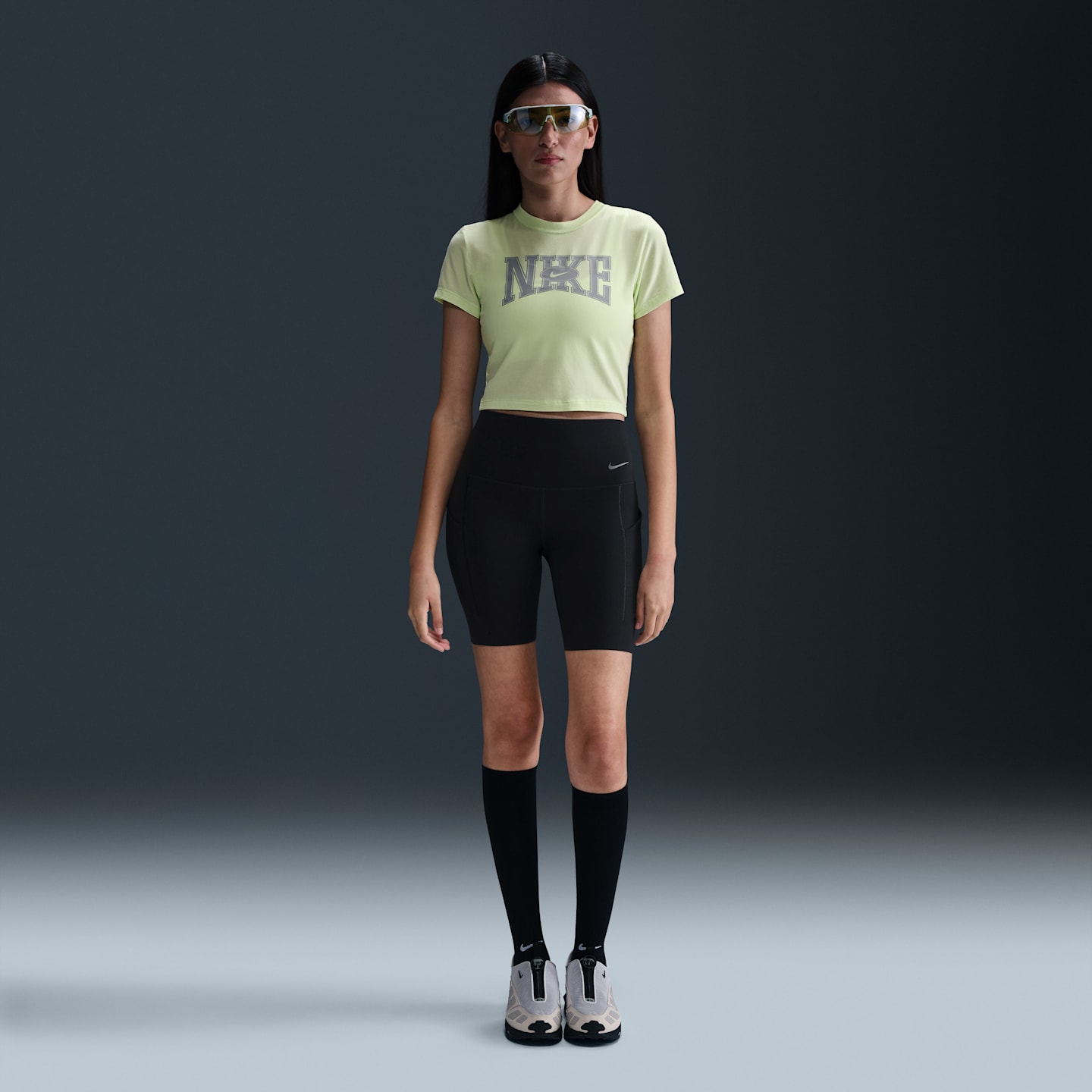 Женская приталенная укороченная футболка Nike Sportswear, цвет: Светлый лаймовый — фото 4