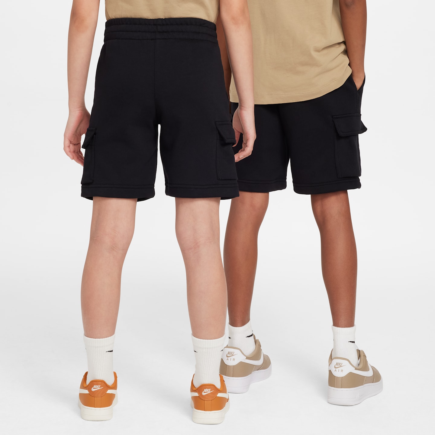 Детские шорты-карго Nike Sportswear Club из френч терри, цвет: Чёрный / Белый — фото 2
